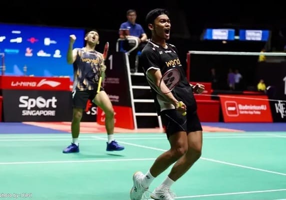 Fajar Alfian dan Muhammad Shohibul Fikri merayakan kemenangan atas Christo Popov dan Toma Junior Popov pada babak 32 besar Japan Open 2026.