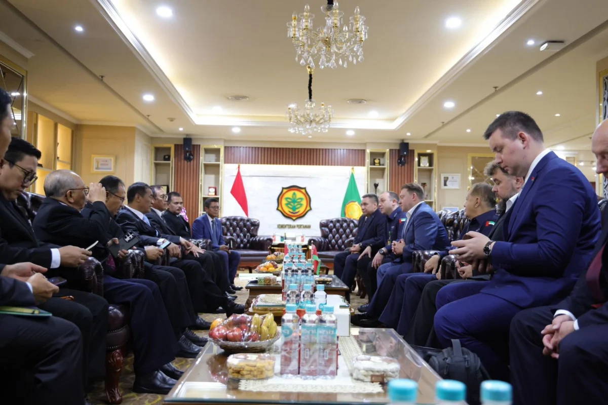 Pertemuan Kementerian Pertanian RI dan delegasi Belarus membahas peluang ekspor kakao, CPO, serta kerja sama teknologi pertanian.