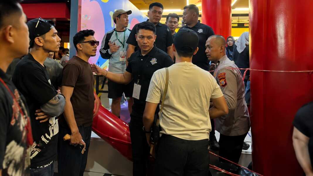 Petugas kepolisian dan panitia berada di area Mall Phinisi Point Makassar saat antrean Pestapora menjadi sorotan.