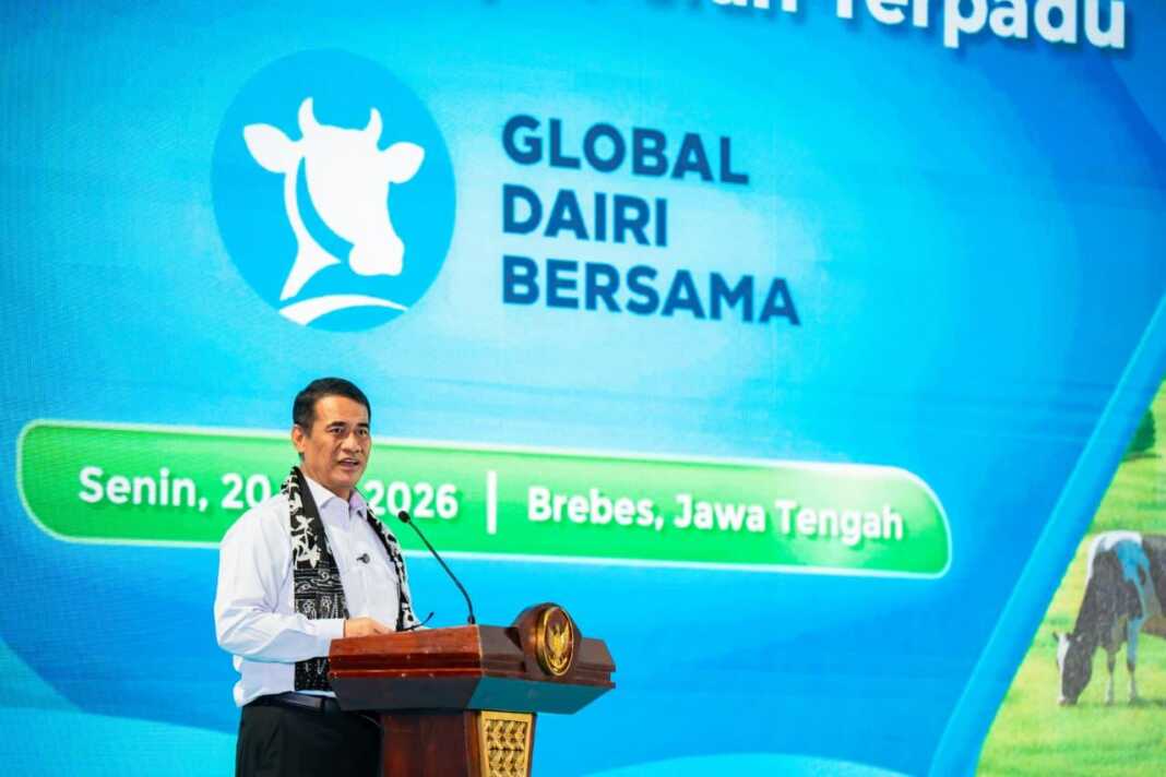 Menteri Pertanian Andi Amran Sulaiman berbicara saat groundbreaking peternakan sapi perah terpadu PT Global Dairi Bersama di Brebes, Jawa Tengah.