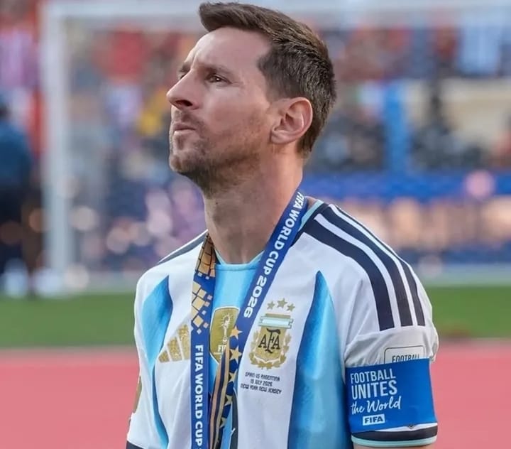 Lionel Messi usai final Piala Dunia 2026 bersama medali runner-up Argentina