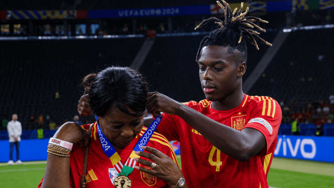 Momen Nico Williams menyerahkan medali juara Piala Dunia 2026 kepada sang ibu