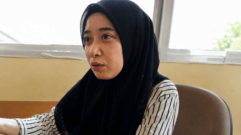 Yuli Novita Sari tetap bekerja di DPRD Bone usai dugaan penganiayaan yang menyeret Ketua DPRD Bone Andi Tenri Walinonong. PPPK paruh waktu itu bergaji Rp1 juta dan menjadi tulang punggung keluarga.