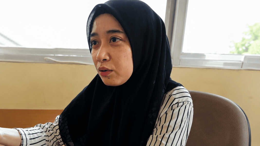 Yuli Novita Sari tetap bekerja di DPRD Bone usai dugaan penganiayaan yang menyeret Ketua DPRD Bone Andi Tenri Walinonong. PPPK paruh waktu itu bergaji Rp1 juta dan menjadi tulang punggung keluarga.