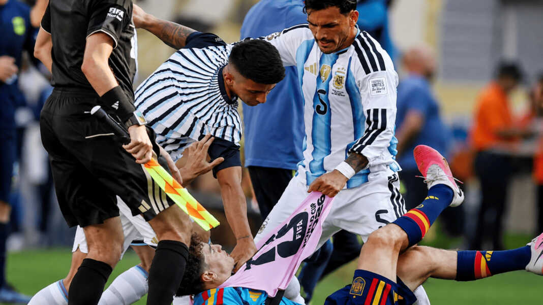 Leandro Paredes mendapat kartu merah setelah peluit akhir final Piala Dunia 2026 antara Argentina dan Spanyol.