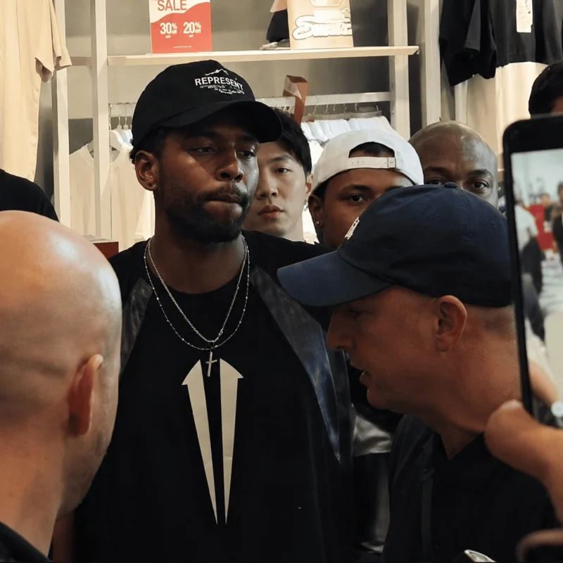 Kyrie Irving menyapa penggemar saat hadir di Pondok Indah Mall, Jakarta, 30 Juni 2026
