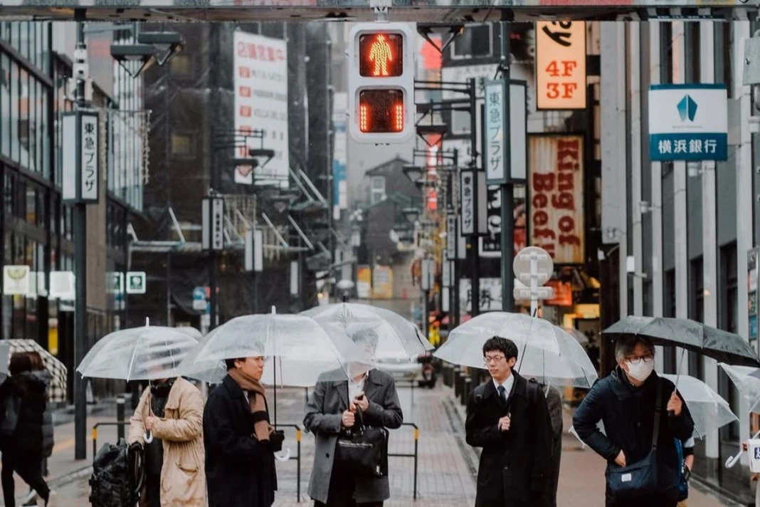 Jepang resmi menaikkan pajak turis internasional mulai 1 Juli 2026 dari 1.000 yen menjadi 3.000 yen atau sekitar Rp330 ribu per orang untuk pelancong yang keluar dari negara itu.