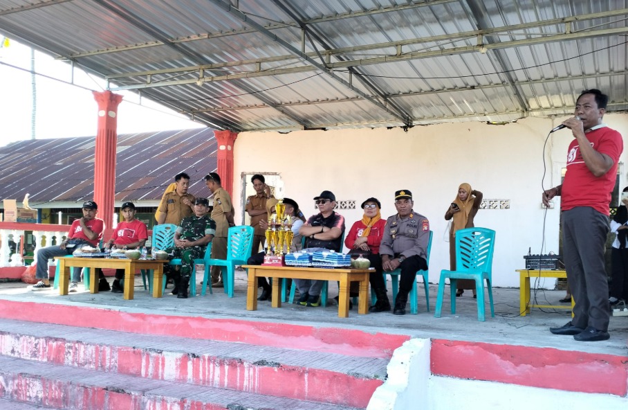 Pembukaan turnamen sepakbola HUT RI di Kecamatan Dua Boccoe.