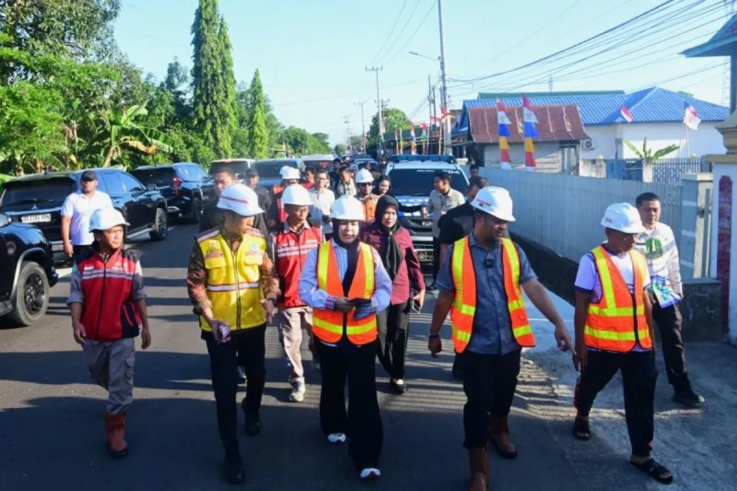 Gubernur Sulsel Andi Sudirman Sulaiman dan Wagub Fatmawati meninjau progres pembangunan Jalan Pangkajene-Rappang, Kabupaten Sidrap, Sulsel. Dok. Humas Pemprov Sulsel.
