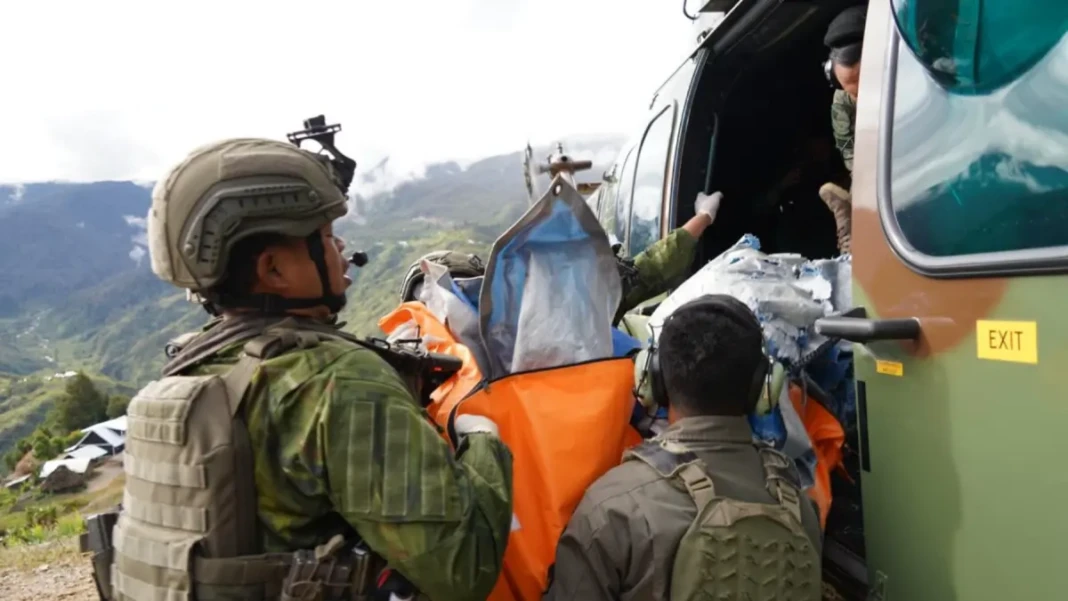 koops-tni-habema-mengevakuasi-jenazah-pilot-pesawat-pt-ama-air-dari-lapter-balinggama-yahukimo-pada-jumat-37-koops-tni-habema-ONzRk