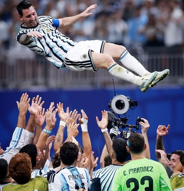 Lionel Messi diangkat rekan setim Argentina usai kemenangan atas Mesir pada babak 16 besar Piala Dunia 2026.