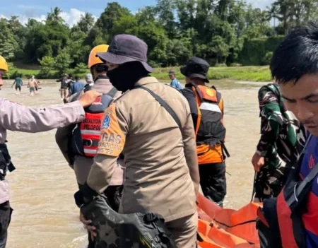 Nawir (60), warga Desa Malinrung, Bone, yang hanyut saat menyeberangi sungai akhirnya ditemukan meninggal dunia