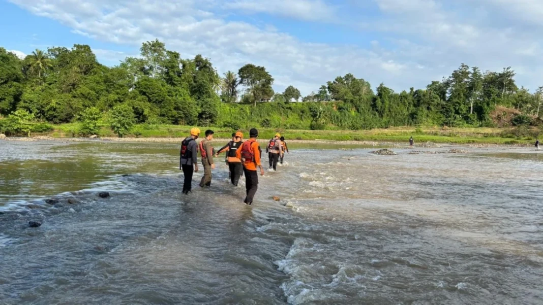 Pencarian warga Bone yang hanyut saat menyeberangi sungai di Kecamatan Libureng