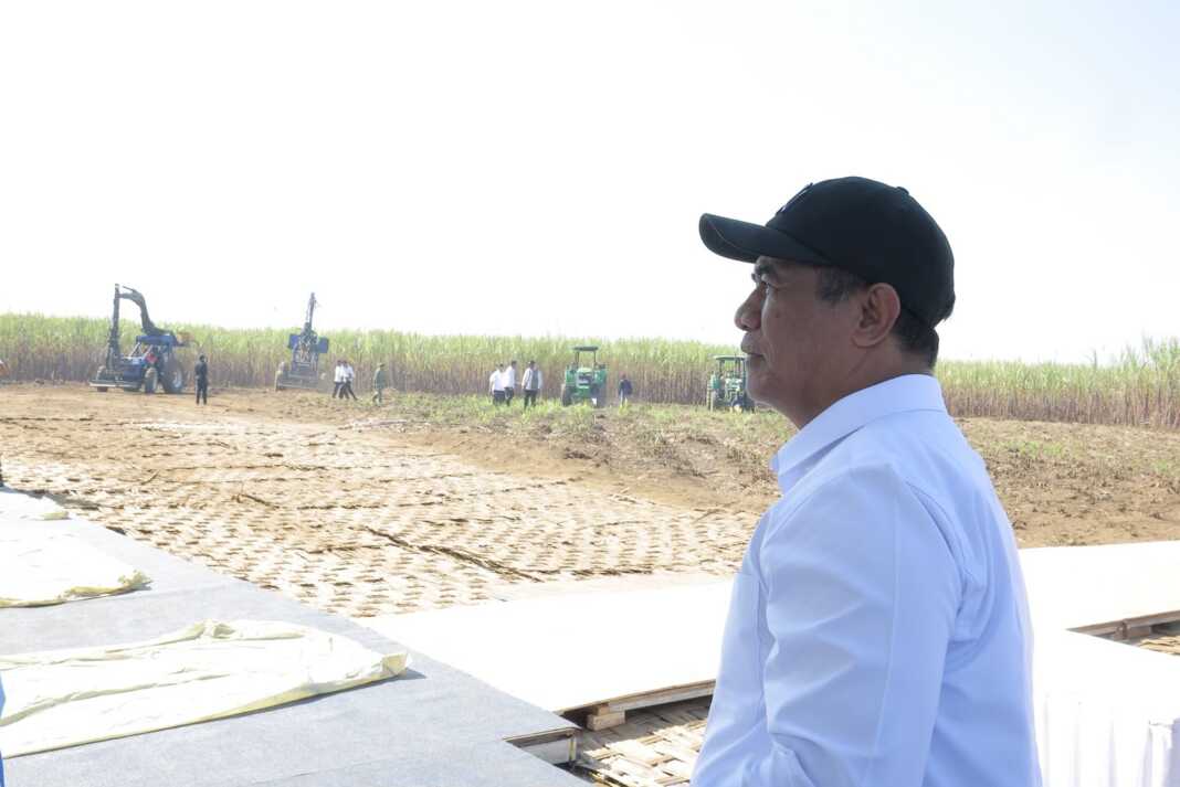 Presiden Prabowo Subianto meninjau area kebun tebu saat menargetkan percepatan swasembada gula nasional dalam dua tahun di Malang, Jawa Timur.