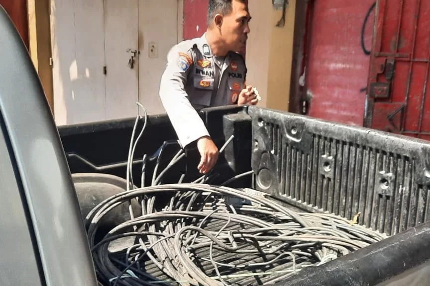 Petugas menunjukkan pelaku pencurian kabel yang diamankan usai aksinya digagalkan warga di Jalan Alauddin, Makassar.