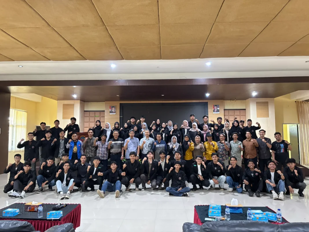 Foto bersama kontingen PNUP usai pelepasan menuju PORSENI XV 2026 di Aula Lantai 3 PNUP, Makassar.