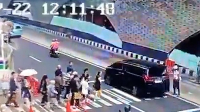 Kronologi lengkap insiden Toyota Alphard terobos pelican crossing Bundaran HI. Mobil diduga pakai pelat nomor Daihatsu dan penumpang sempat pamer KTA.