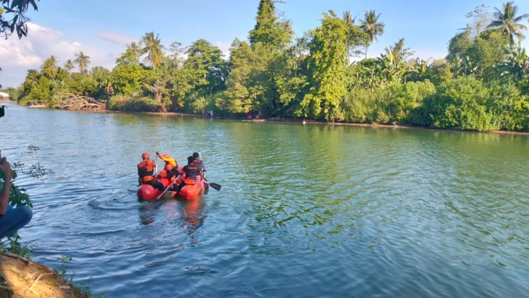 tim SAR melakukan pencarian korban di sungai