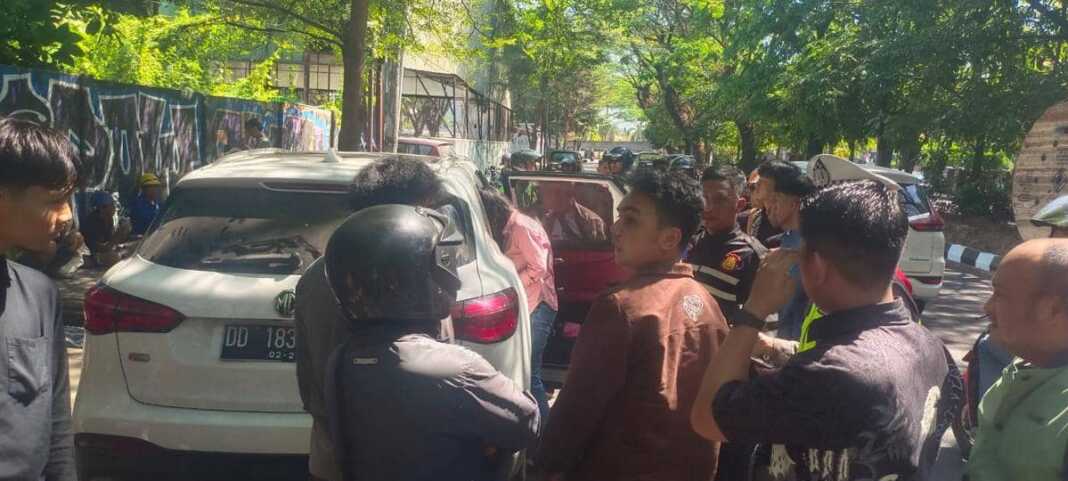 Kecelakaan melibatkan tiga unit mobil di Jalan Letjen Hertasning Makassar, pada Rabu (8/7/2026). Dok. Polrestabes Makassar
