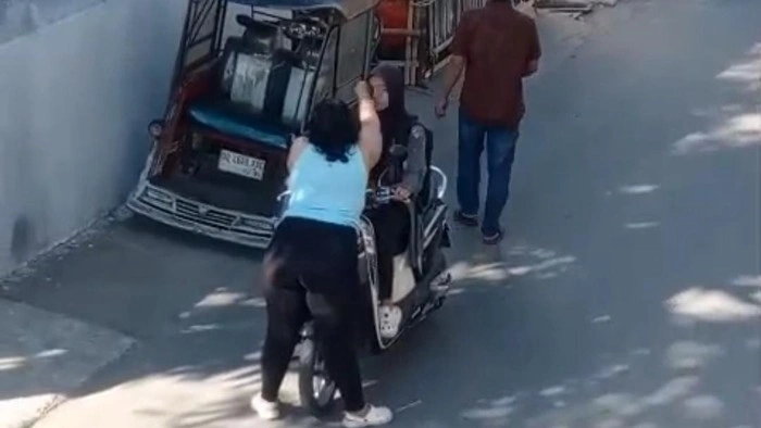 Wanita diduga ODGJ menahan pengendara yang melintas dan melakukan penganiayaan. Dok. Istimewa.