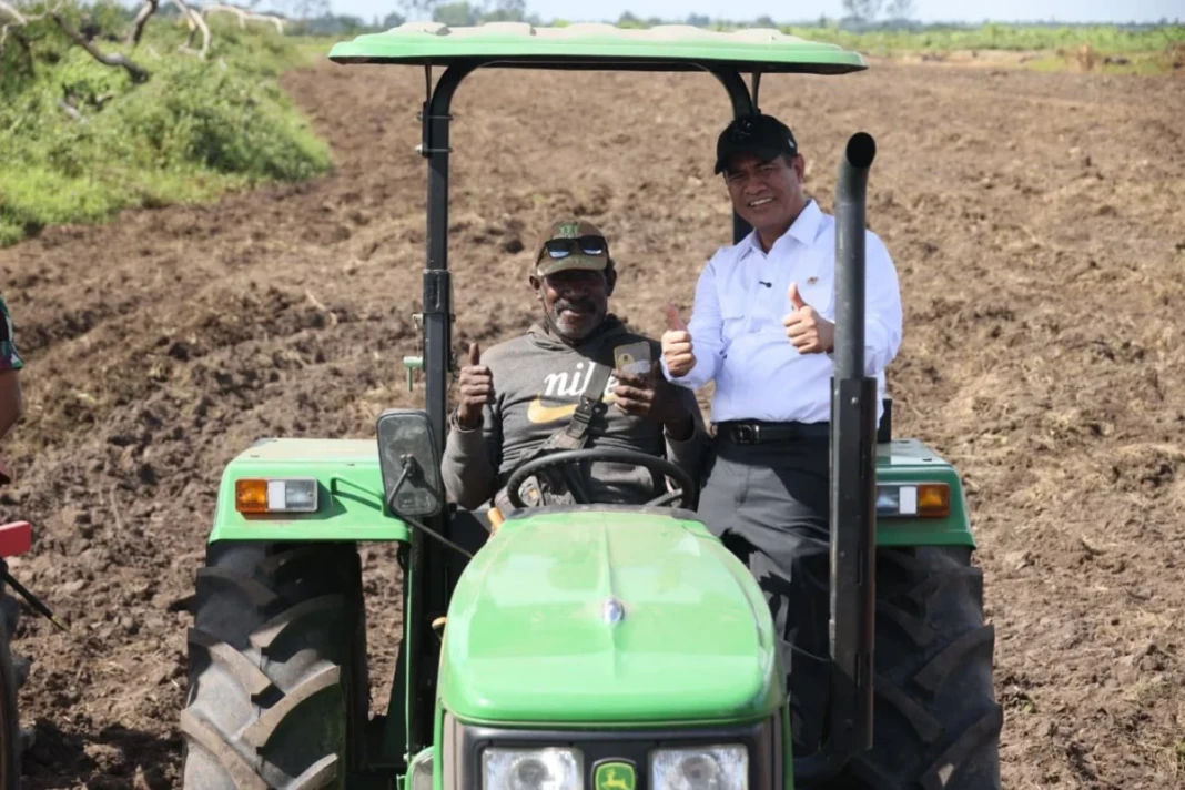 Mentan Andi Amran Sulaiman bersama petani di atas traktor saat meninjau program cetak sawah di Merauke, Papua Selatan.