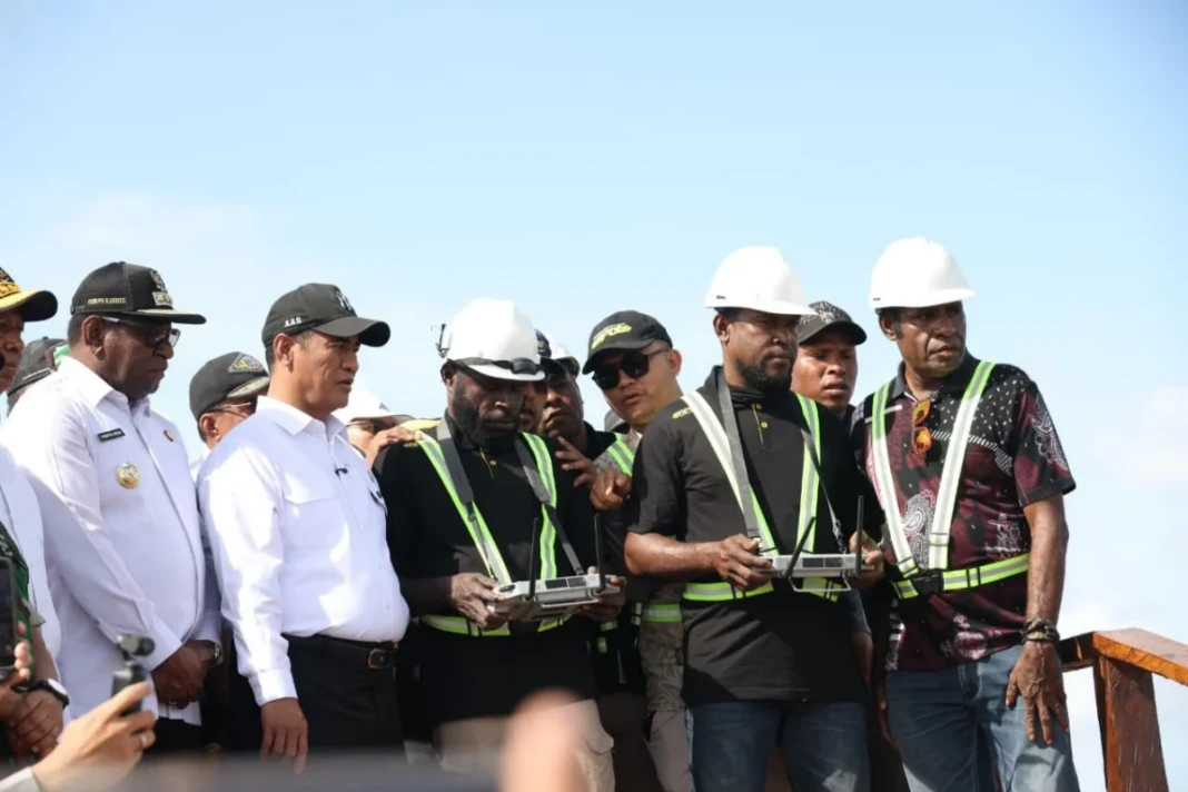 Menteri Pertanian Andi Amran Sulaiman meninjau penggunaan drone dan alat mesin pertanian modern oleh anak muda Papua di Merauke.