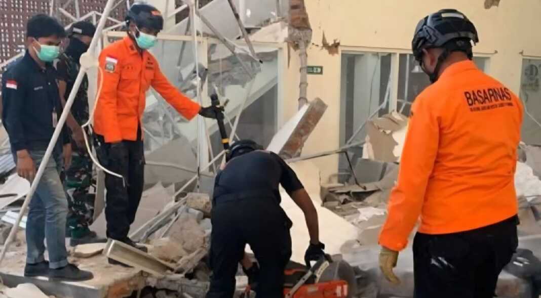 Tim SAR mencari korban di reruntuhan bangunan akibat gempa magnitudo 7,7 di NTT pada Sabtu, 15 Agustus 2026.