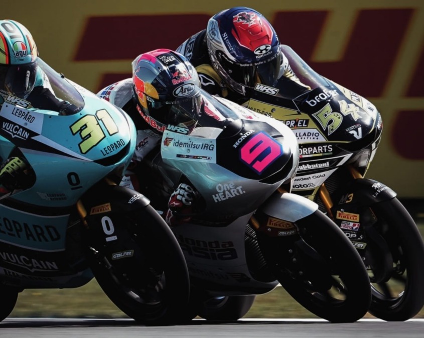 Veda Ega Pratama memacu motornya menjelang Moto3 Inggris 2026 di Silverstone.