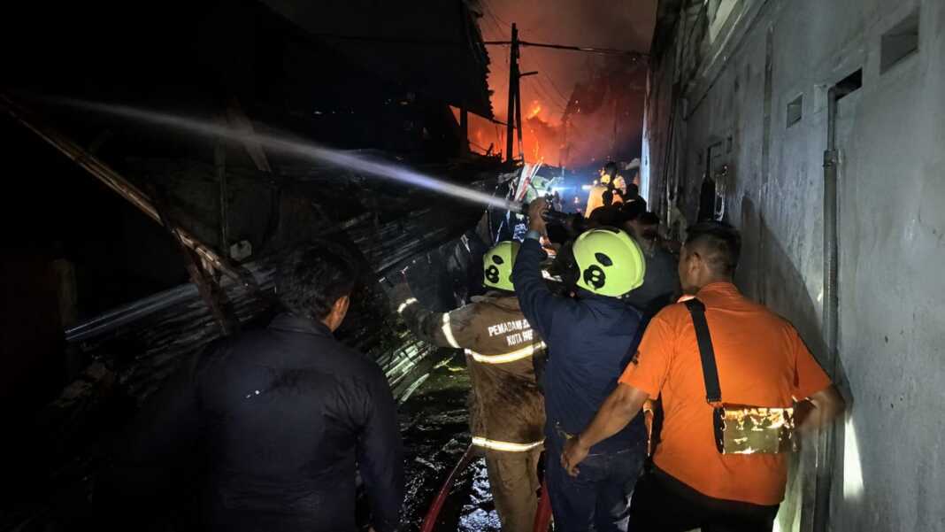 Petugas Damkarmat Makassar memadamkan kebakaran di kawasan Paccerakkang, Biringkanaya, Makassar.