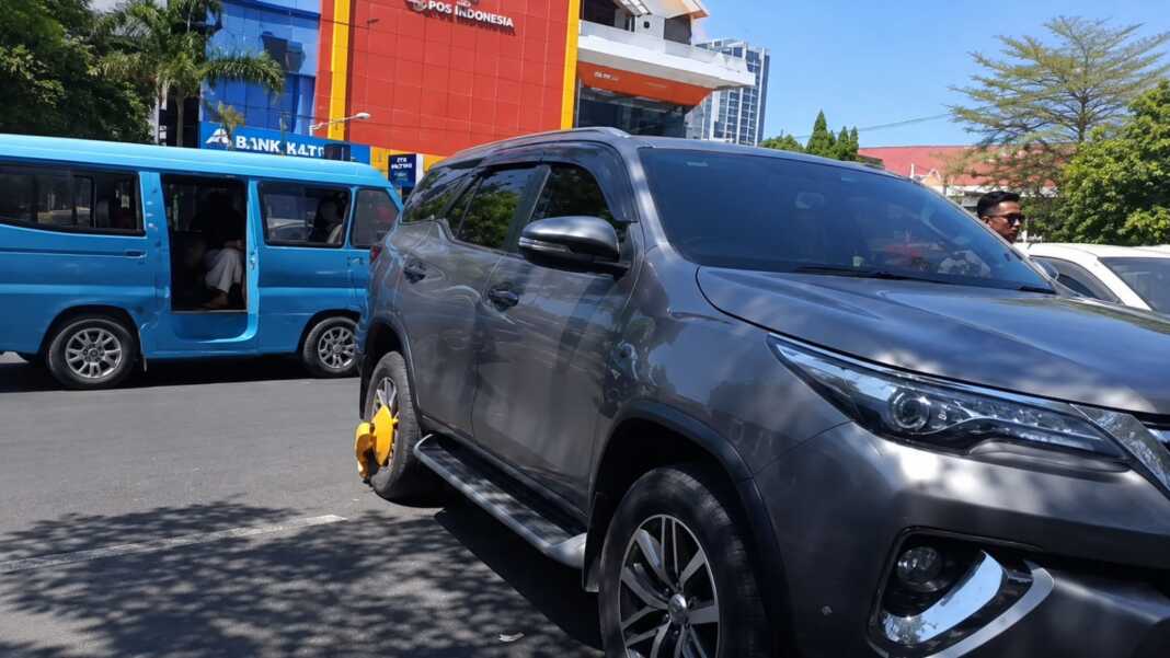 penertiban parkir di depan sekolah kawasan Rajawali, Makassar, memicu protes orang tua siswa pada Jumat, 31 Juli 2026.