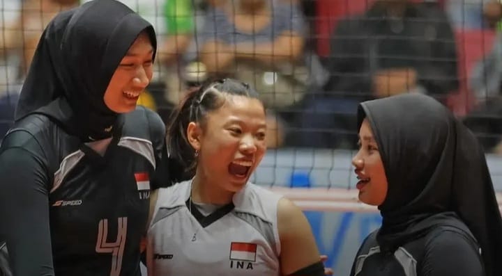 Pemain Timnas Voli Putri Indonesia merayakan poin saat menghadapi Vietnam pada leg pertama SEA V Cup 2026 di Hanoi.