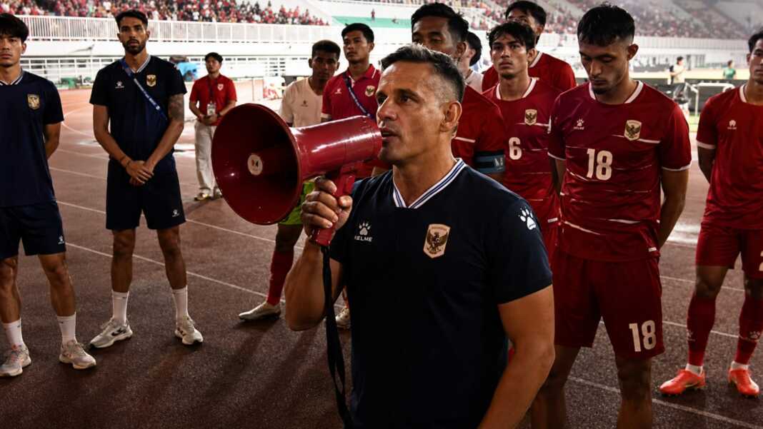 Pelatih Timnas Indonesia John Herdman berbicara kepada suporter bersama para pemain Garuda usai laga melawan Vietnam di Stadion Pakansari, Bogor.
