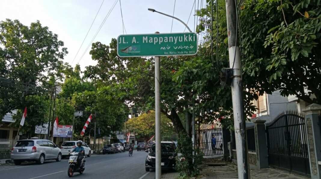 Papan nama Jalan Andi Mappanyukki terlihat di Kecamatan Mariso, Kota Makassar, Senin, 17 Agustus 2026.