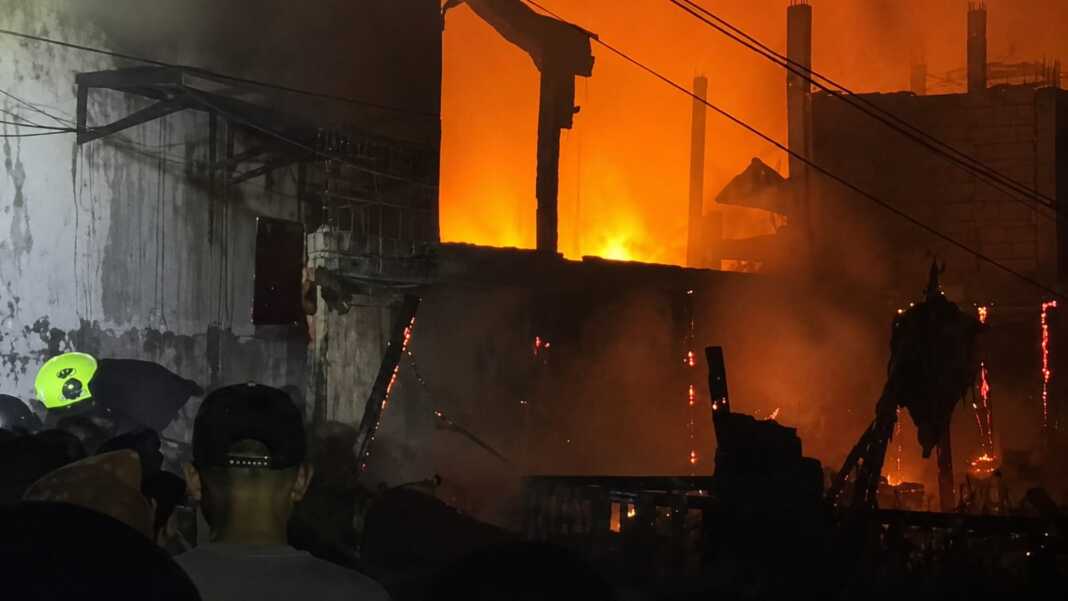 Kebakaran melanda permukiman padat di Jalan Kandea 3, Kelurahan Baraya, Kecamatan Bontoala, Makassar, Senin malam, 10 Agustus 2026.