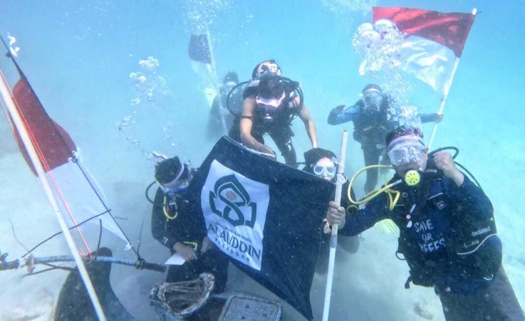 Pengibaran bendera Merah Putih oleh penyelam di bawah laut Sulawesi Selatan.