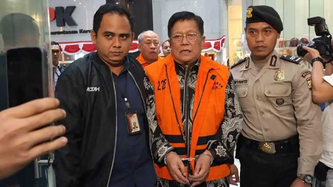 Untung Hadi Santosa saat ditampilkan KPK dalam kasus dugaan komisi fiktif asuransi Pelni dan Jasindo.