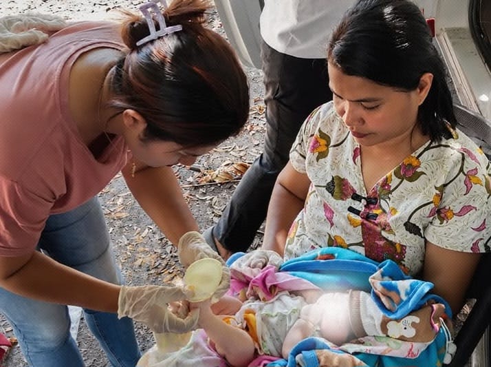Tenaga kesehatan menangani bayi perempuan yang lahir di ambulans saat evakuasi gempa di Kecamatan Paga, Kabupaten Sikka, NTT, Sabtu, 15 Agustus 2026.
