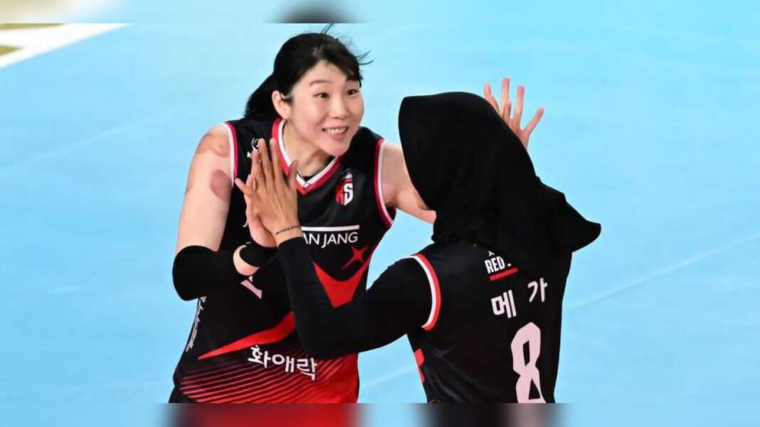 Megawati Hangestri dan Lee So-young ketika sama-sama memperkuat Red Sparks di Liga Voli Korea musim 2024/2025.