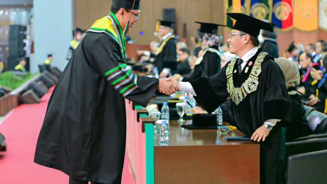 Dirut BULOG Ahmad Rizal Ramdhani saat menerima gelar doktor dari Universitas Indonesia di Jakarta, Jumat 21 Agustus 2026.