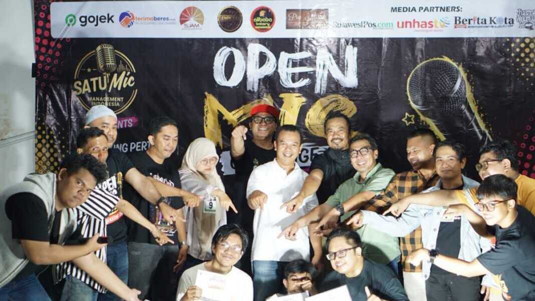 Peserta dan pemenang Open Mic Challenge Makassar 2026 berfoto bersama seusai acara di Makassar.
