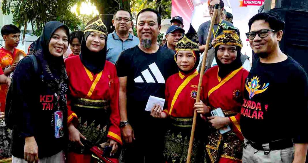 Pesilat cilik Aina Fadhillah bersama Gubernur Sulsel Andi Sudirman Sulaiman.