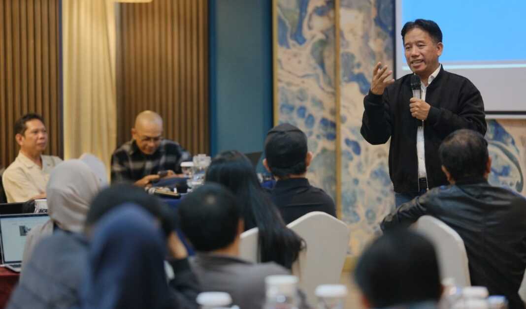 Pemred Suara.com Suwarjono memberi insight kepada sekitar 50 pemimpin redaksi di Hotel Mercure Makassar, Rabu, 12 Agustus 2026.