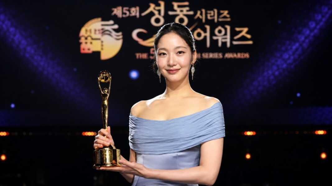 Kim Go Eun memegang trofi Daesang di panggung 5th Blue Dragon Series Awards 2026 di Incheon, Korea Selatan.