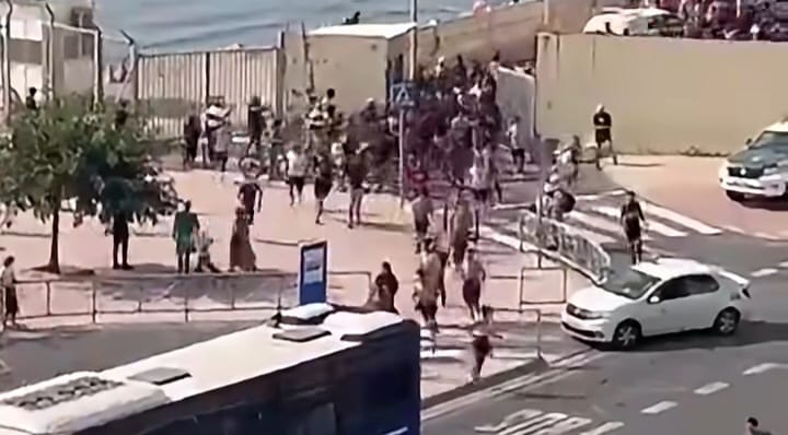 Gelombang migran terlihat berlari menuju wilayah Ceuta, kantong Spanyol di Afrika Utara, saat krisis perbatasan memanas pada akhir Juli 2026.