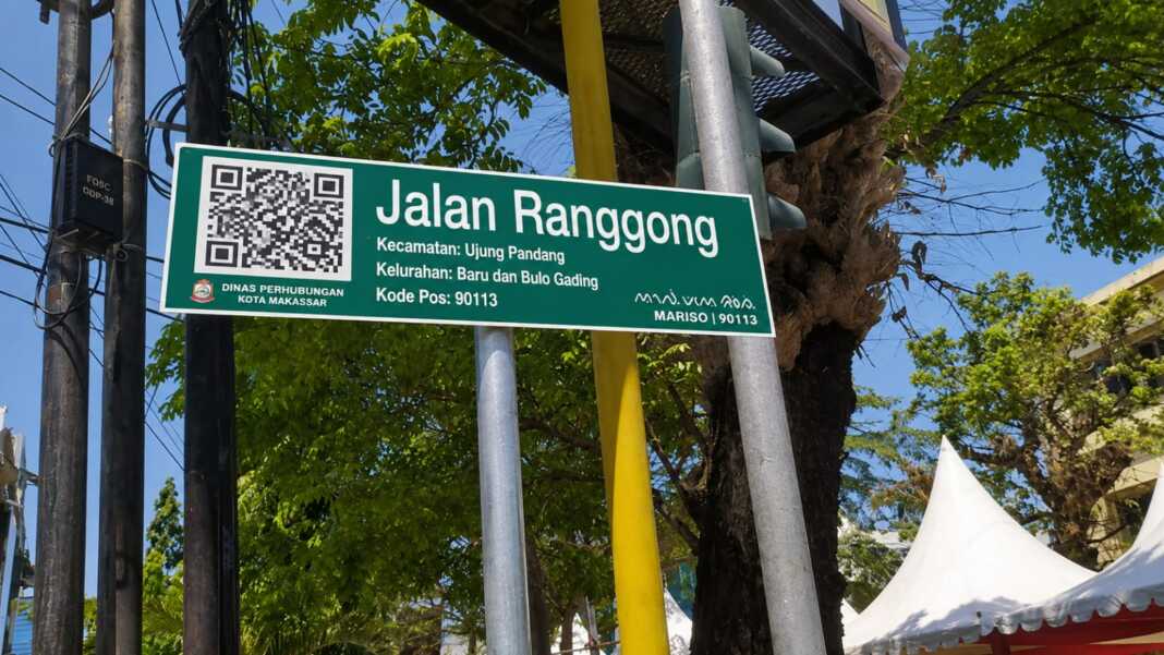 Papan nama Jalan Ranggong di Kecamatan Ujung Pandang, Makassar.