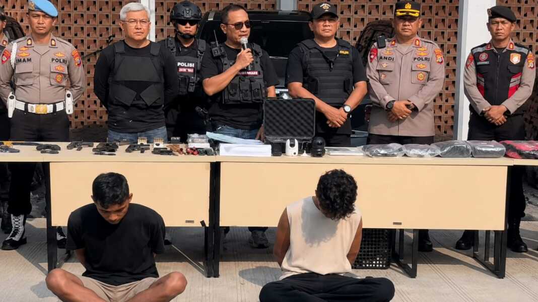 Petugas BNN dan polisi berdiri di belakang dua tersangka saat konferensi pers kasus narkoba di Jakarta Utara.