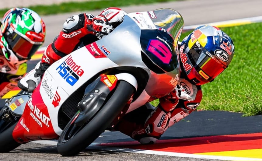 Veda Ega Pratama saat melibas tikungan pada Moto3 Inggris 2026 di Sirkuit Silverstone.