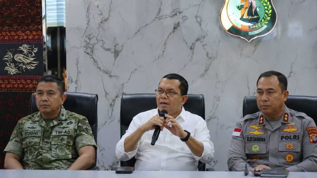 Gubernur NTT Emanuel Melkiades Laka Lena memberi keterangan pers didampingi unsur TNI dan Polri terkait penanganan darurat gempa Flores.