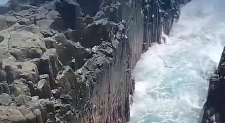 tebing Pantai Semeti, Kecamatan Praya Barat, Kabupaten Lombok Tengah, Nusa Tenggara Barat