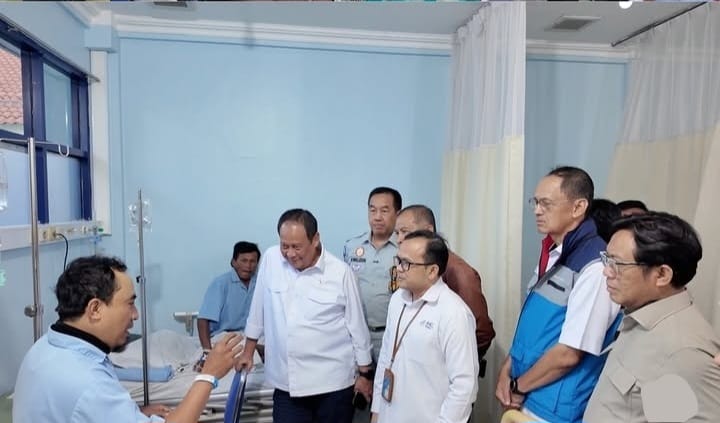 Sejumlah pejabat meninjau penumpang KMP Mutiara Sentosa II yang dirawat di rumah sakit setelah kebakaran kapal rute Surabaya-Makassar.